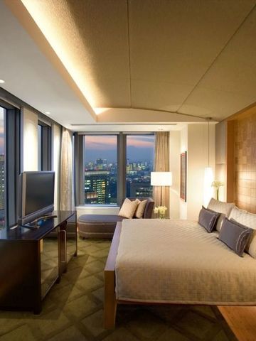 Luxuriöses Hotelzimmer mit Aussicht auf die Stadt und modernen Möbeln