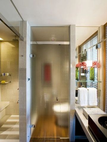 Luxuriöses Badezimmer mit moderner Duschkabine und eleganten Armaturen