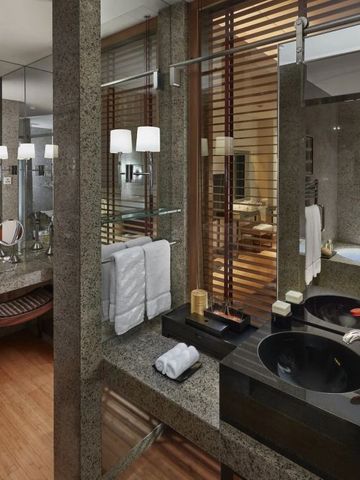 Stilvolles Badezimmer mit Doppelwaschbecken und Holzelementen