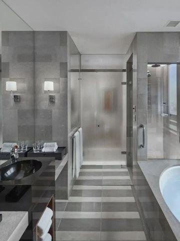 Modernes Badezimmer mit Marmor-Details und freistehender Badewanne