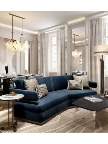 Luxuriöses Wohnzimmer einer Suite im Mandarin Oriental Vienna mit blauem Sofa