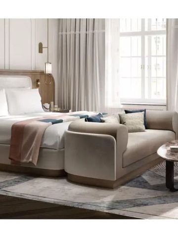 Komfortables Schlafzimmer im Mandarin Oriental Vienna mit hellen Vorhängen