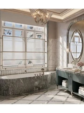 Elegantes Badezimmer mit klassischer Marmorverkleidung und großer Badewanne