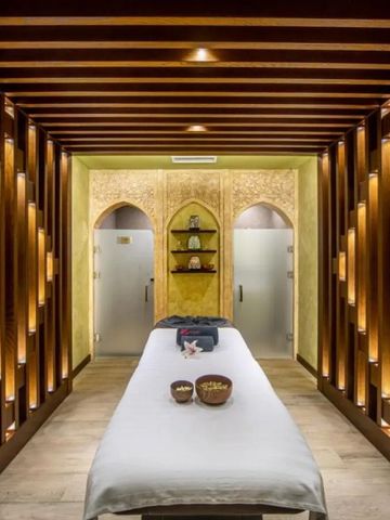 Massagezimmer mit entspannender Beleuchtung und Holzelementen