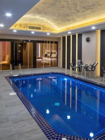 Innenpool mit modernen Liegestühlen und warmem Licht