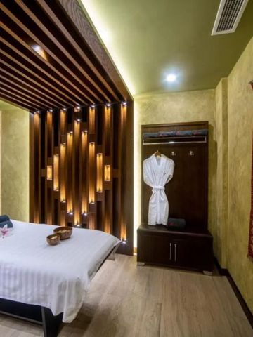 Ein Spa-Raum mit Massageliege und entspannender Beleuchtung