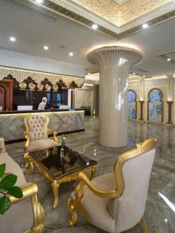 Elegante Hotellobby mit luxuriösen Sitzgelegenheiten und Säulen