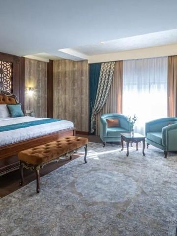 Luxuriöses Hotelzimmer mit Kingsize-Bett und eleganten Sitzgelegenheiten