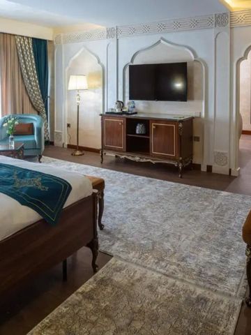 Elegantes Hotelzimmer mit moderner Ausstattung und großem Flachbildfernseher