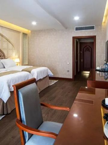 Doppelzimmer im Hotel mit Schreibtisch und gemütlichen Akzenten