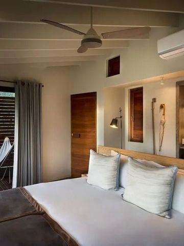 Gemütliches Schlafzimmer mit Doppelbett und Zugang zu privater Terrasse