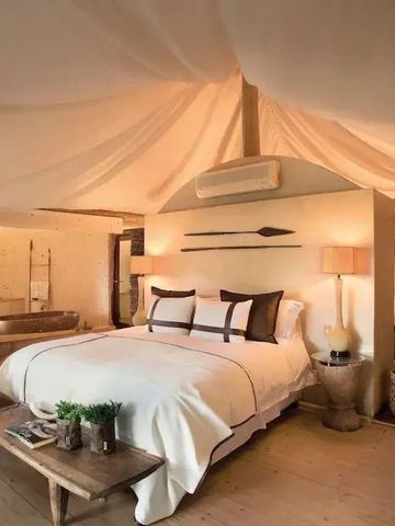 Luxuriöses Schlafzimmer mit dekorativer Decke und eleganten Möbeln