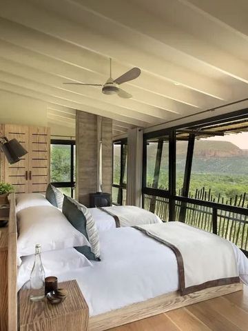 Modernes Schlafzimmer mit Panoramablick auf die umliegende Landschaft