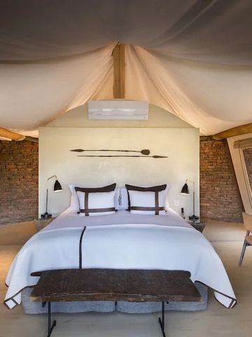 Luxuriöses Schlafzimmerzelt mit elegantem Doppelbett und stilvoller Dekoration