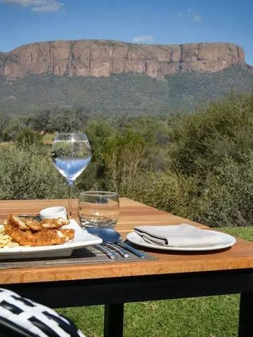 Essplatz im Freien mit Blick auf majestätische Berge und grüne Landschaft