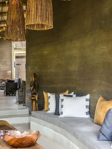 Elegante Lounge mit gemütlichen Sitzgelegenheiten und stilvollen Akzenten