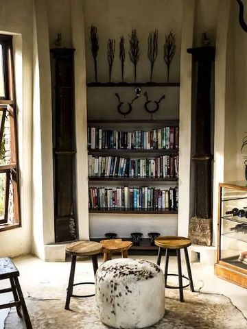 Gemütliche Bibliothek mit Büchern und rustikalen Details