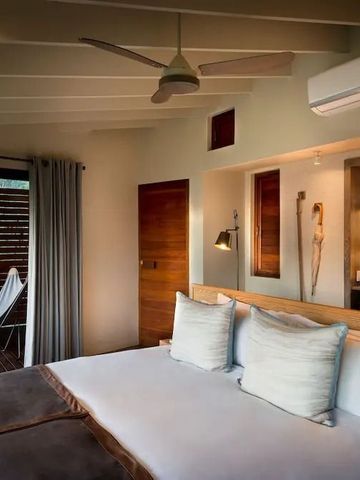 Geräumiges Schlafzimmer mit Balkon und moderner Einrichtung