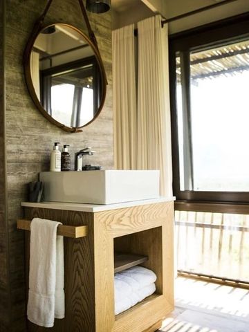 Modernes Waschbecken mit Holzdekor und großen Fenstern