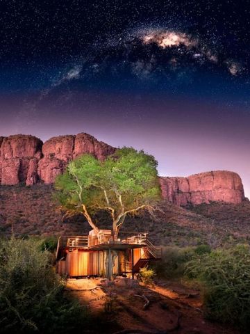 Einladende Baumhaus-Lodge mit atemberaubendem Sternenhimmel und Bergkulisse