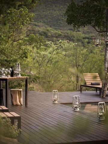 Elegante Terrasse mit Holztischen und Stühlen umgeben von üppigem Grün