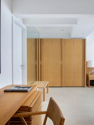 Elegantes Hotelzimmer mit Holzmöbeln und Kunstwerk