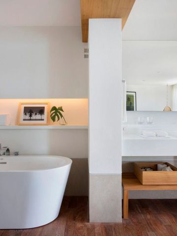 Elegantes Badezimmer mit freistehender Badewanne und moderner Einrichtung