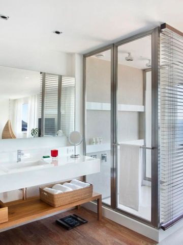 Modernes Badezimmer mit großer Dusche und breitem Spiegel