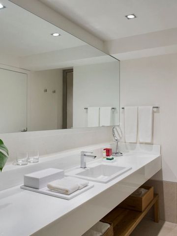 Badezimmer mit großem Spiegel und minimalistischem Design