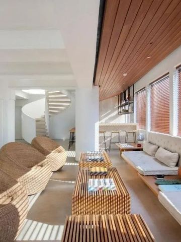 Moderne Hotellounge mit Rattansesseln und Holzelementen