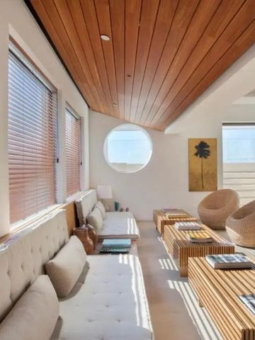 Lichtdurchflutete Lounge mit Sitzmöglichkeiten und runden Fenstern