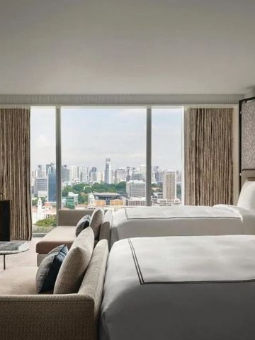 Luxuriöses Zimmer mit Panoramafenster und Blick auf die Stadt