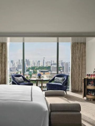 Geräumiges Zimmer mit Fensterfront und Stadtblick