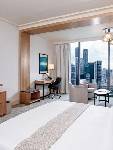 Modernes Zimmer mit Blick auf die Stadt und stilvoller Einrichtung