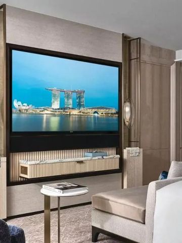 Zimmer mit großem Fernseher und Sicht auf Marina Bay Sands