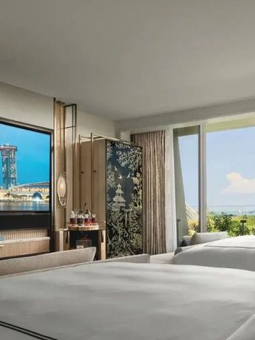 Luxuriöses Hotelzimmer mit Blick auf den Garten und Stadtlandschaft