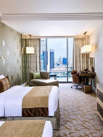 Modernes Hotelzimmer mit Aussicht auf die Skyline von Singapur