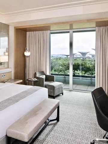 Geräumiges Hotelzimmer mit Aussicht auf Gärten und moderne Annehmlichkeiten