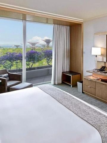 Komfortables Hotelzimmer mit Schreibtischecke und Blick auf die Gärten