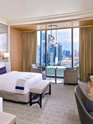 Luxuriöses Hotelzimmer mit Blick auf die Skyline von Singapur