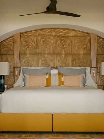 Luxuriöses Hauptschlafzimmer mit eleganter Holzverkleidung