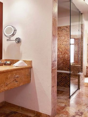 Badezimmer mit Glasschiebetür und elegantem Waschbereich