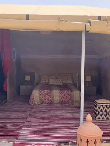 Luxuriöses Camp-Zelt, offen zur Wüste, mit gemütlichem Interieur