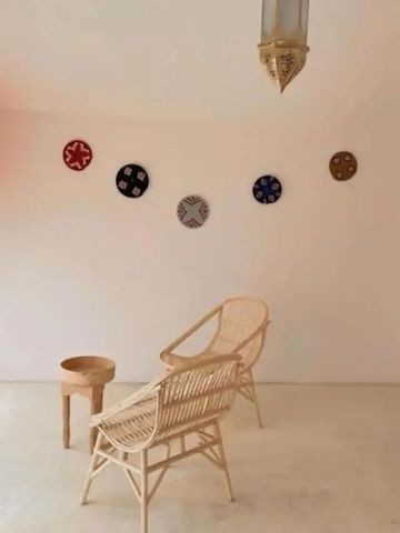 Zimmer im Inara Camp mit rustikalen Möbeln und dekorativen Elementen an der Wand