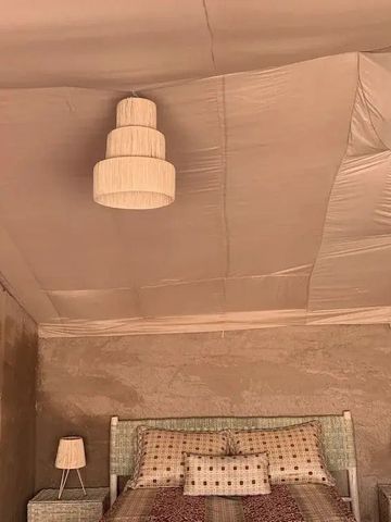 Innenansicht eines gemütlichen Zimmers im Inara Camp mit eleganten Lampen