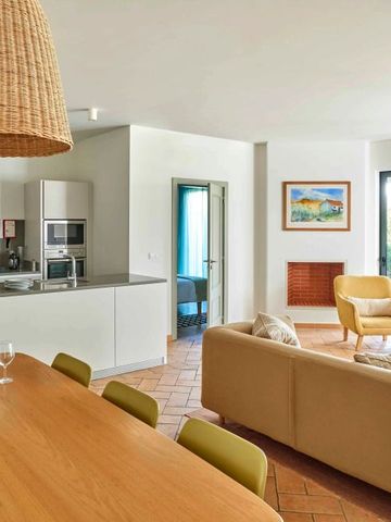 Helles Wohnzimmer mit moderner Einrichtung, Sofa und Esstisch.