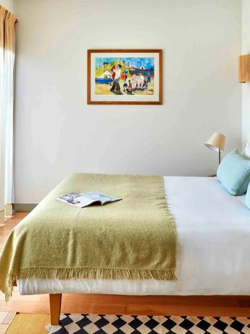 Helles Hotelzimmer mit großen Fenstern und stilvollem Dekor