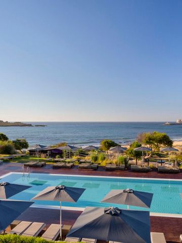 Weitläufiger Infinity-Pool mit Aussicht auf den Strand und das Meer