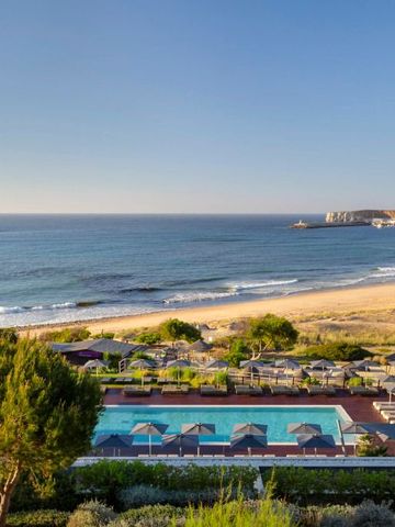 Atemberaubender Blick auf den Strand und das Meer mit Pool im Vordergrund