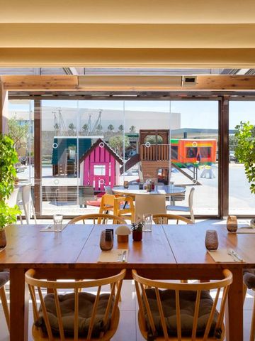 Helles Familienrestaurant mit Spielbereich und Glastüren